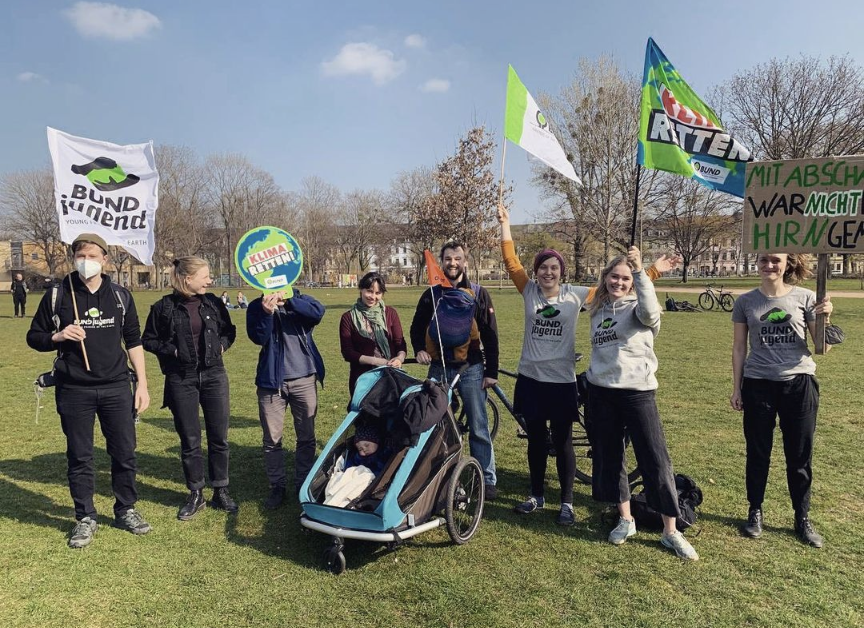 Screenshot von einem Instagram-Post mit einem Gruppenfoto der BUNDjugend Dresden beim Klimastreik