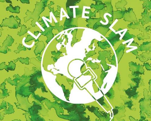 Hellgrüner, fleckiger Hintergrund, in dessen Mitte in weiß eine Erdkugel mit einem Mikrofon abgebildet ist. Darüber der Schriftzug: Climate Slam