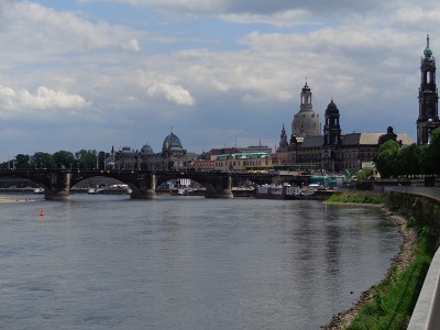Skyline von Dresden und Blick auf die Elbe.