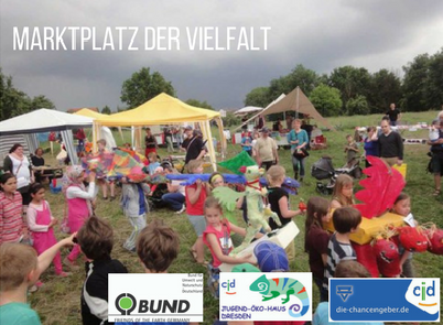 Viele Kinder spielen unter Pavillons auf der Hufewiese. Unten die das Logo des BUND, vom Jugend-Öko-Haus Dresden und von Die Chancengeber. Bildaufschrift: Marktplatz der Vielfalt.
