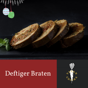 Mehrere Bratenstücken sind auf einer schwarzen Platte angerichtet, schwarzer Hintergrund.