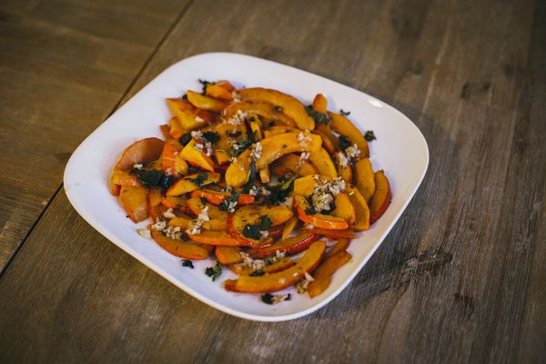 Gebratener Kürbis mit Tomatengemüse mit Feta