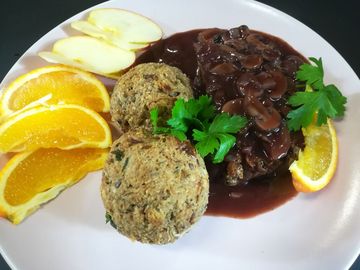 Veganer Braten mit selbstgemachten Knödeln und Rotkraut.