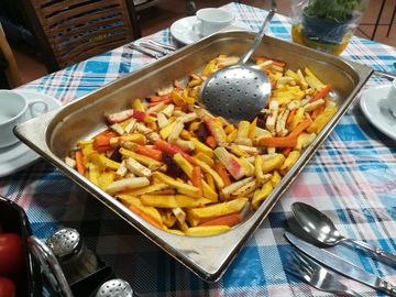 Pommes in einem großen Gefäß aus Metall.