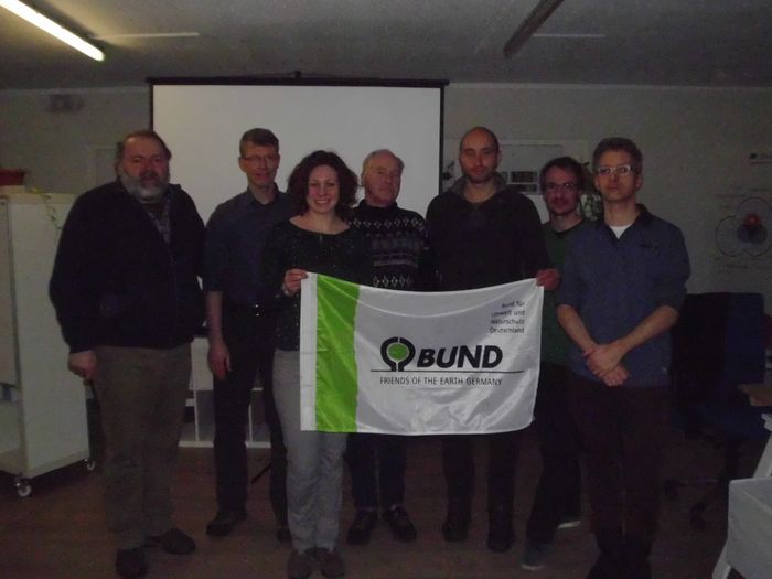 Gruppenfoto des Vorstands, der eine BUND-Flagge hält. Von links nach rechts: Gottfried Mann, Lars Stratmann, Jutta Wieding, Frank Siegert, Hannes Herrmann, Martin Ahlfeld und Ralf Hupfer.