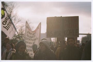 BUNDjugend-Mitglieder auf einer Demonstration. Auf einem Schild steht "Die Lausitz kann mehr als Kohle". 