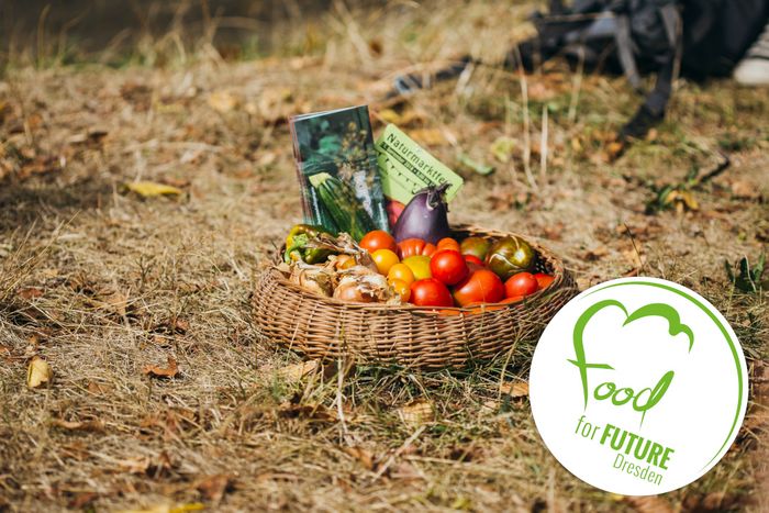 Korb voller Gemüse steht auf einer Wiese. Rechts unten das Logo von Food for Future.