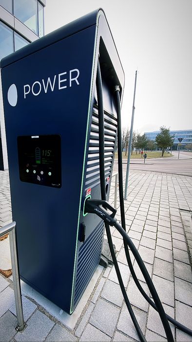 Ladesäule für Elektroautos, auf der steht: Power.