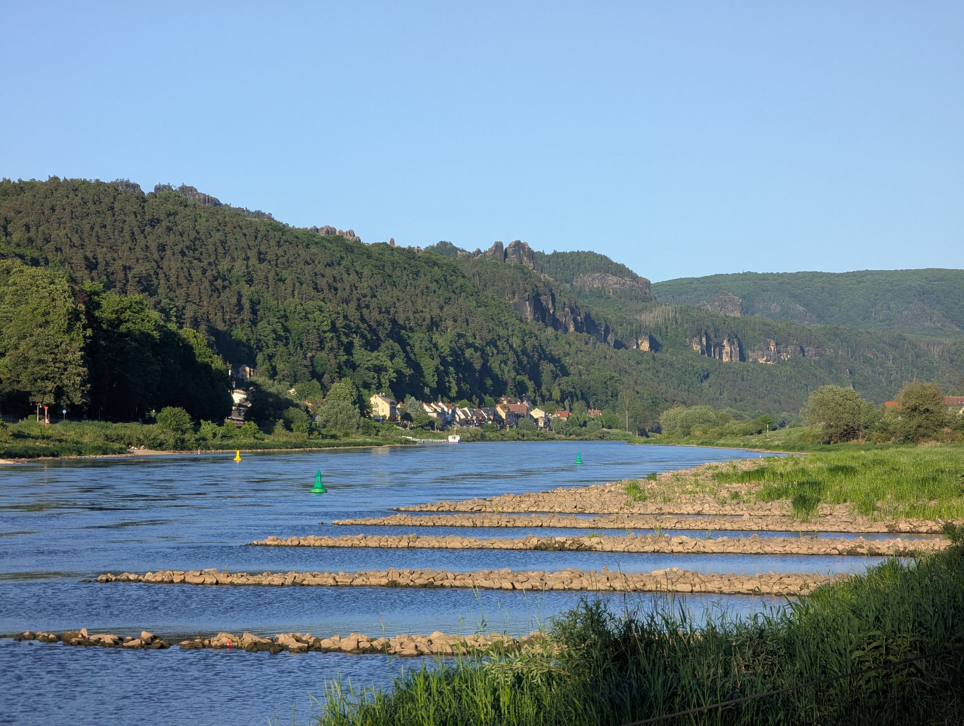 Blick auf die Elbe und Schrammsteine in der Sächsischen Schweiz