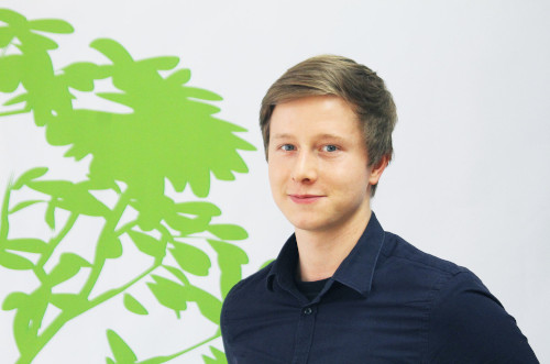 Portrait des Landesjugendleiters Juraj Graser vor weiß-grünem Hintergrund.