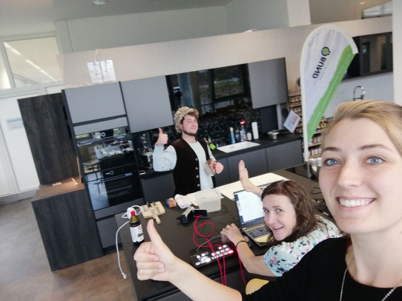 Selfie der Referentinnen Vanessa Meier und Barbara Braun mit Koch Lutz in der Küche.