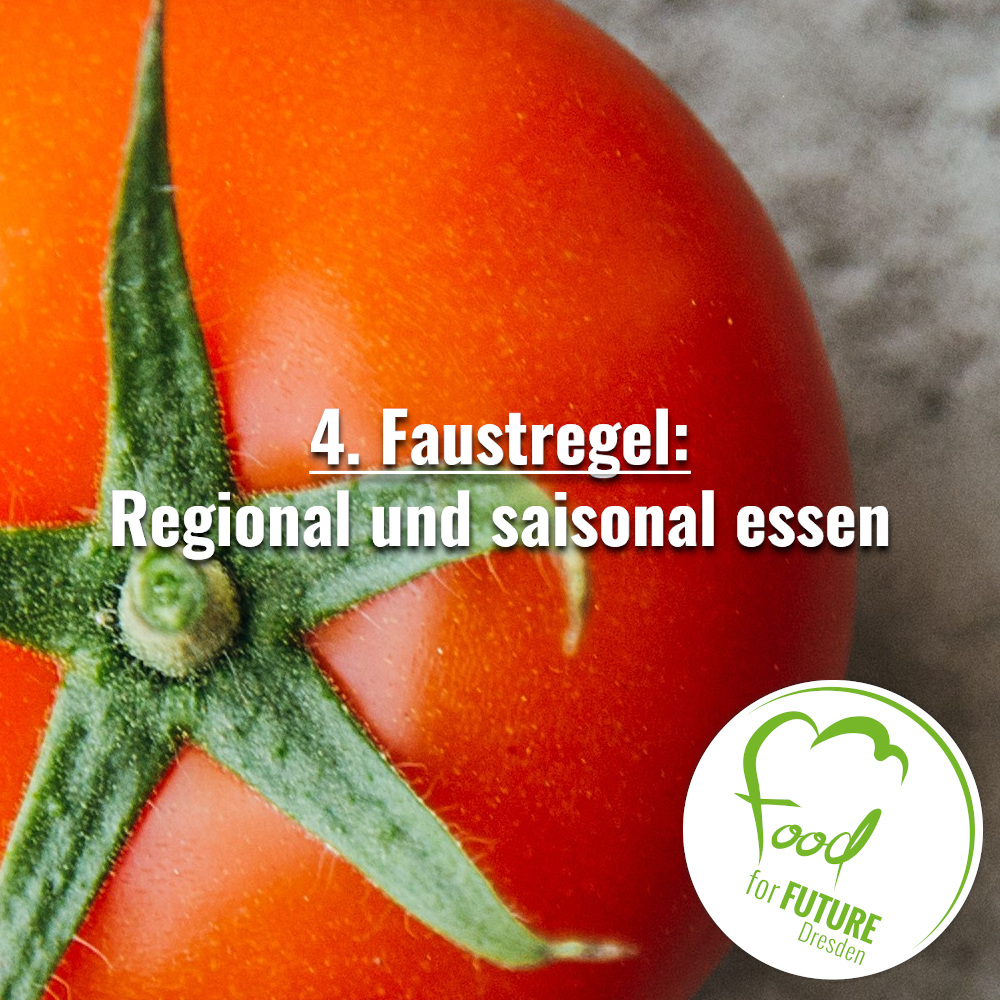 Eine Tomate auf Steinboden. Bildaufschrift: 4. Faustregel. Regional und saisonal essen. In der rechten unteren Ecke befindet sich das Logo von Food for Future.