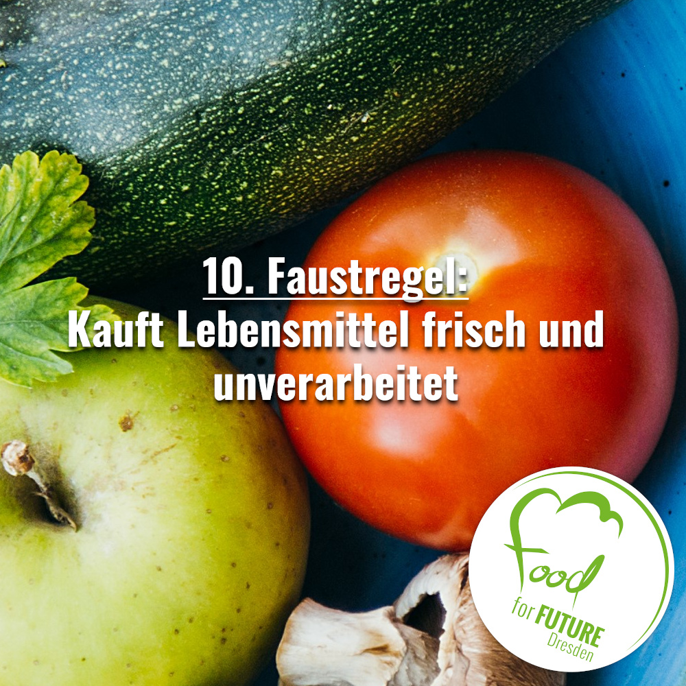 Nahaufnahme einer Tomate, einer Zucchini, eines grünen Apfels und eines Pilzes. Bildaufschrift: 10 Faustregel. Kauft Lebensmittel frisch und unverarbeitet.