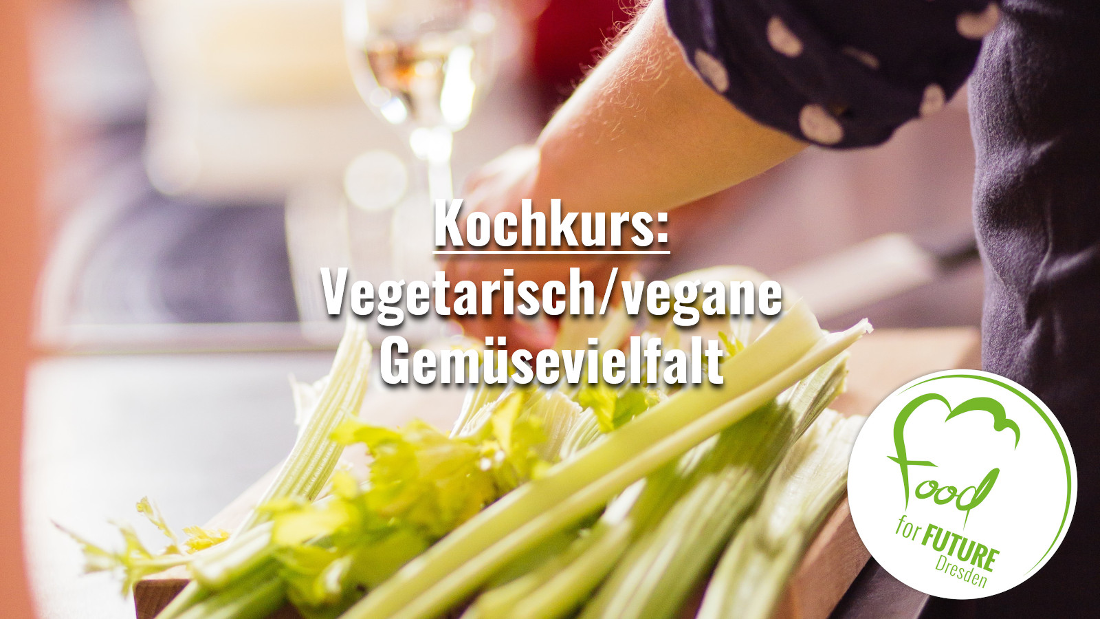 Hände, die Sellerie schneiden und im Hintergrund ein Glas Weißwein. Bildaufschrift: Vegetarisch/vegane Gemüsevielfalt