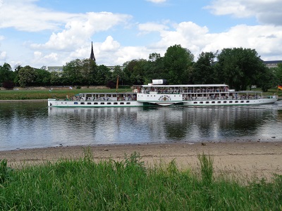 Dampfer fährt über die Elbe.