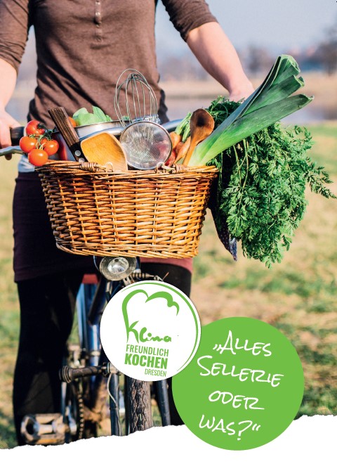 Deckblatt des Kochbuchs von Food for Future mit dem Titel: Alles Sellerie oder was? Eine Person fährt Rad und hat im Korb am Lenker Gemüse und Kochutensilien. Außerdem das Logo von Food for Future.