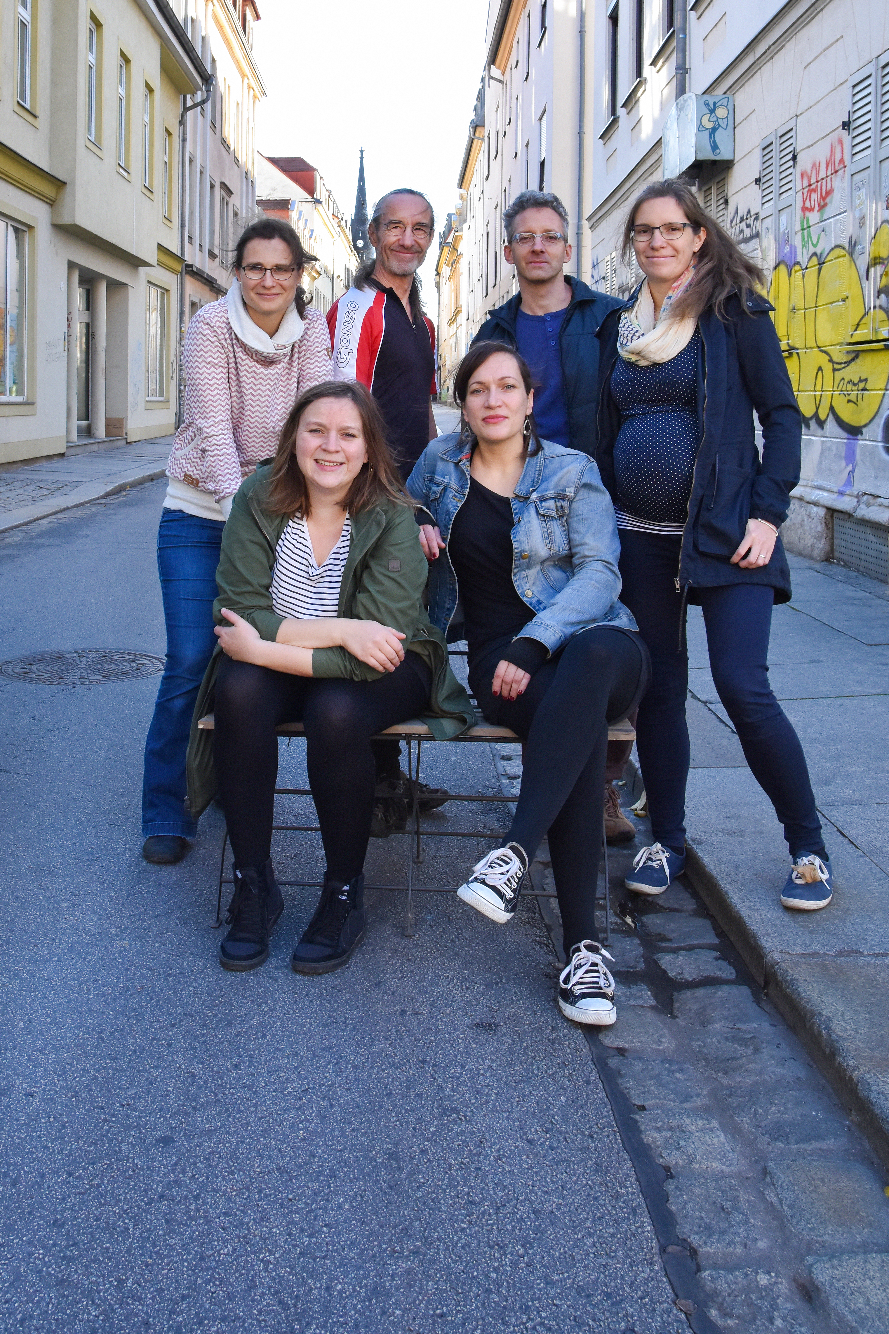 Gruppenfoto des ehrenamtlichen Projektteams auf einer Straße in der Dresdner Neustadt.Von links nach rechts: Julia Gerlach, Anna Betsch, Werner Becker, Uta Gensichen, Ralf Hupfer, Rosemarie Baldauf.
