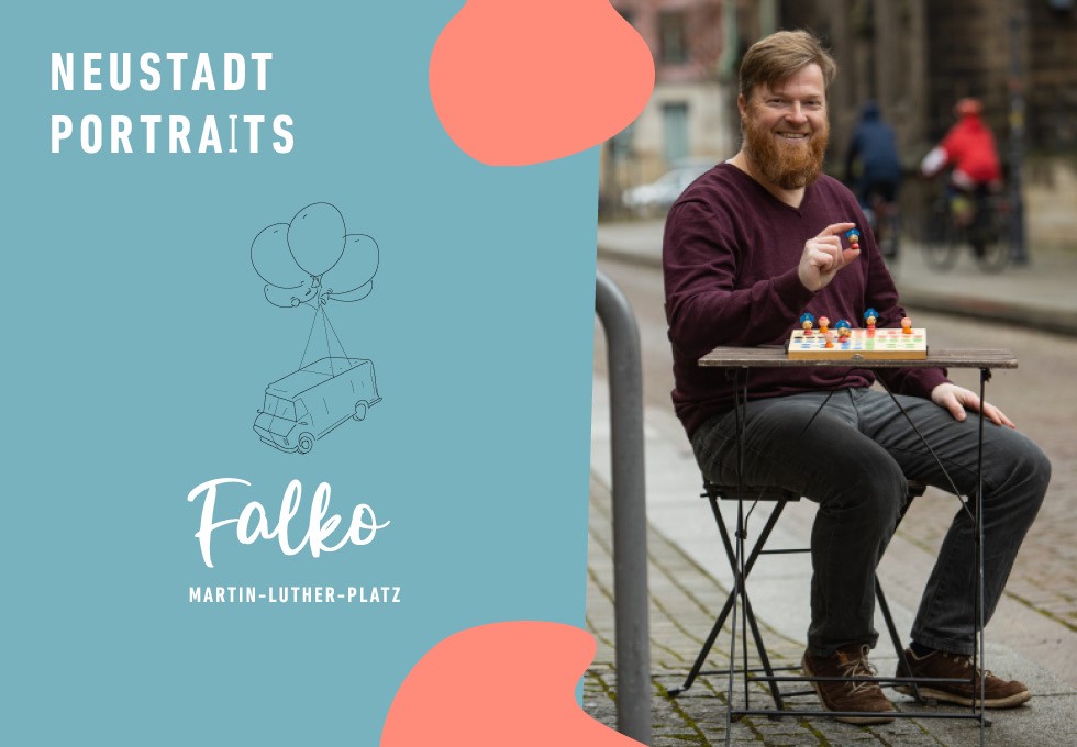 Links blauer Hintergrund mit roten Flecken, Bildaufschrift: Neustadtportraits. Falko. Martin-Luther-Platz. Rechts sitzt Falko an einem Tisch und spielt Schach. Er hat kurze, rote Haare und einen Vollbart, trägt ein weinrotes Oberteil und graue Jeans.