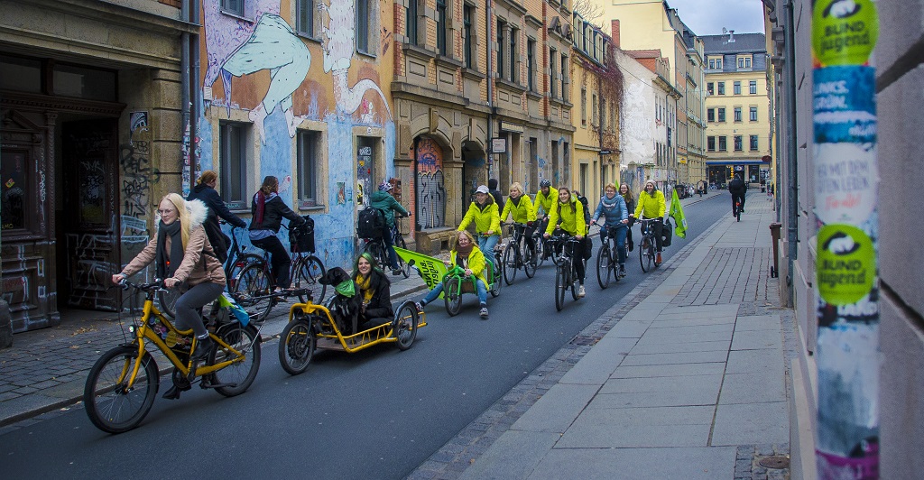 Das Büroteam des BUND Dresden fährt mit Rädern durch die Sebnitzer Straße in der Dresdner Neustadt.