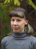 Portrait der Bundesfreiwilligen Claire Edelmann vor braun-grünem Hintergrund