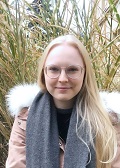 Portrait der Bundesfreiwilligen Carolin Przymosinski vor grünen Sträuchern