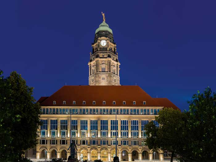 Das Dresdener Rathaus vor blauem Himmel
