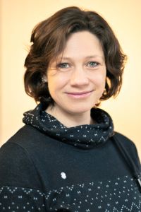 Portrait der stellvertretenden Vorsitzenden Jutta Wieding vor orange-weißem Hintergrund